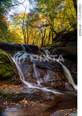 秋の紅葉シーズンのマゼノミステリーロード風景 71110983