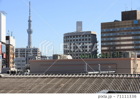 Jr上野駅の建物と東京スカイツリーの写真素材