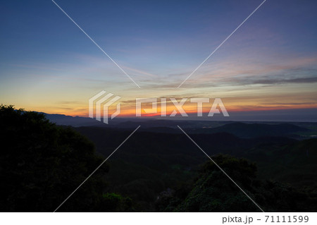 《鳥取県》羽衣石山の展望台から眺める夕景 《鳥取県》羽衣石山の展望台から眺める夕景 71111599