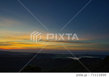 《鳥取県》羽衣石山の展望台から眺める夕景 《鳥取県》羽衣石山の展望台から眺める夕景 71111600