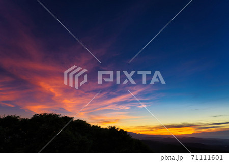 《鳥取県》羽衣石山の展望台から眺める夕景 《鳥取県》羽衣石山の展望台から眺める夕景 71111601