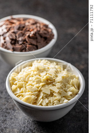 Grated white chocolate. Chocolate flakes. 71111792