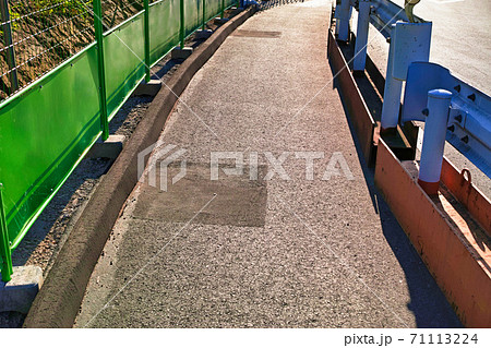 道路工事中の仮歩道 道路工事中の仮歩道 71113224