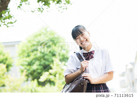 女子中学生 女子高生 ポートレート カメラ目線の写真素材