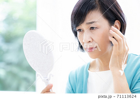鏡を見るミドル女性 71113624