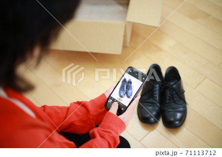 靴を撮影する女性 靴を撮影する女性 71113712
