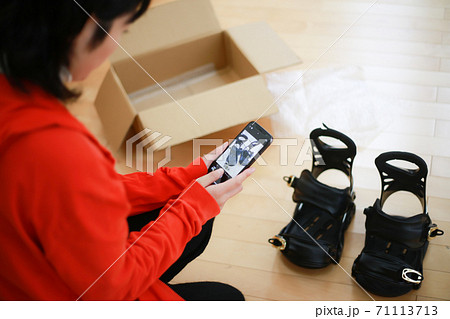 スノーボードパーツを撮影する女性 スノーボードパーツを撮影する女性 71113713