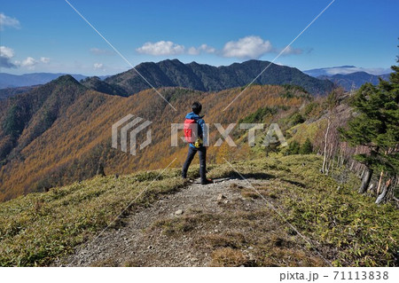 和名倉山東仙波から景色を眺める登山者 71113838