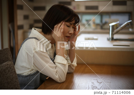 家事に疲れた女性 71114006
