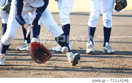 高校野球 硬式野球の守備練習 100本ノックの写真素材