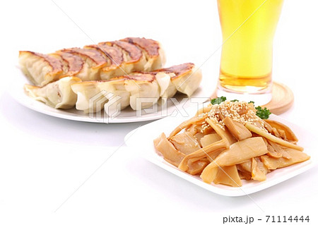メンマと餃子 ビールがうまい 白背景 メンマと餃子 ビールがうまい 白背景 71114444