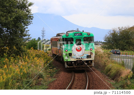 米子空港駅に滑り込む目玉おやじ列車 71114500