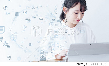 女性とビジネスイメージ 71116497