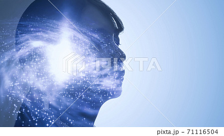 科学イメージ　瞑想する女性 71116504