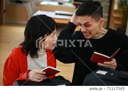 パスポートの有効期間切れに気付いた夫婦 71117565