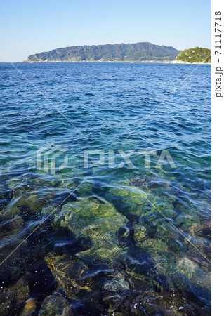 千葉県　透き通る海と鋸山　勝山海岸 71117718