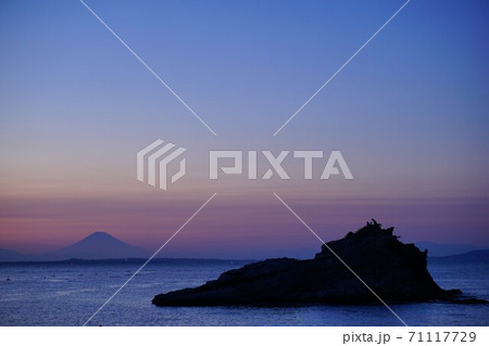 千葉県　みさご島と富士山の夕景　勝山海岸 71117729