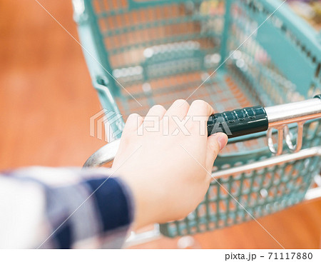 お店で買い物 71117880