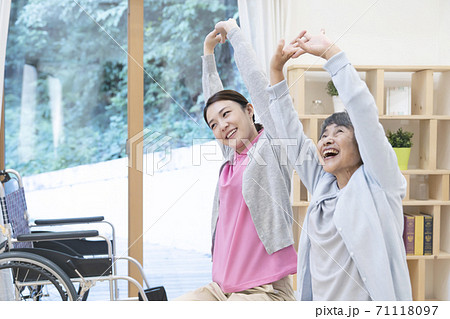 レクリエーションをする介護士 71118097