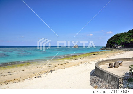 奄美大島　秋晴れの大浜海浜公園 71118683