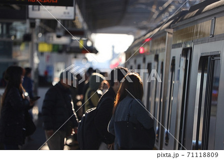 通勤電車に乗り込む乗客の写真素材