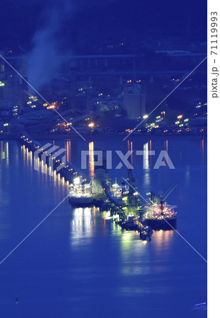 秋の北海道函館市函館山から北斗市のセメント工場の夜明けの風景を撮影 秋の北海道函館市函館山から北斗市のセメント工場の夜明けの風景を撮影 71119993