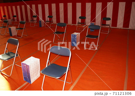 コロナウイルス対策の市金婚式 71121306