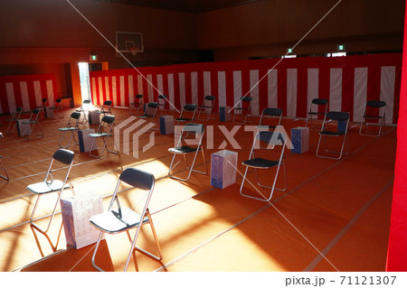 コロナウイルス対策の市金婚式 71121307