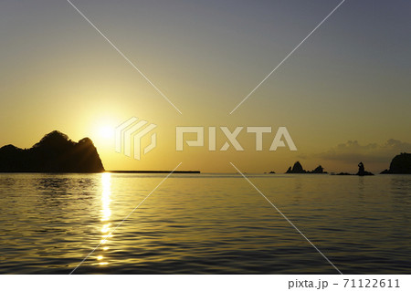 西伊豆町大田子海岸の夕日 71122611