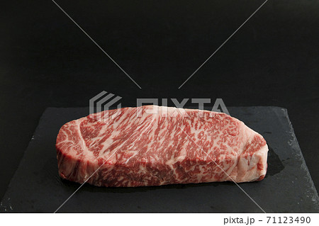 黒スレートの上の高級和牛肉厚生ステーキ 黒スレートの上の高級和牛肉厚生ステーキ 71123490