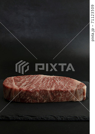 黒スレートの上の高級和牛肉厚生ステーキ 黒スレートの上の高級和牛肉厚生ステーキ 71123509