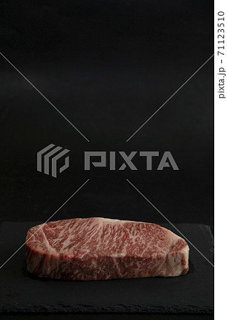 黒スレートの上の高級和牛肉厚生ステーキ 黒スレートの上の高級和牛肉厚生ステーキ 71123510
