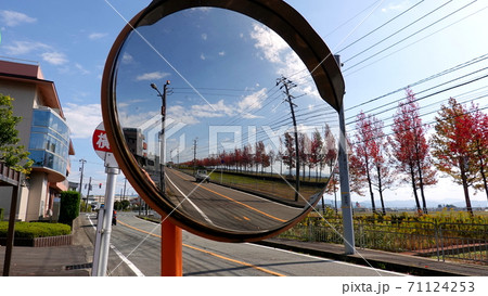 青空を映し出すカーブミラー、道路反射鏡 青空を映し出すカーブミラー、道路反射鏡 71124253