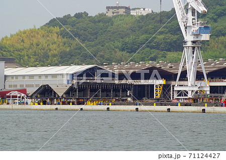 瀬戸内海にある造船所の建屋の景色 瀬戸内海にある造船所の建屋の景色 71124427