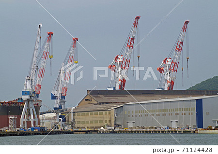 瀬戸内海にある造船所の景色 71124428