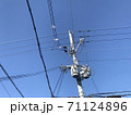 快晴の空と電柱 71124896