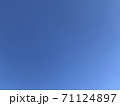 雲一つない快晴の空 71124897