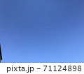 雲一つもない快晴の空 71124898