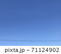 晴れた大空と横切る電線 71124902