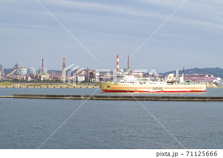 和歌山港から眺めた製鉄所と出港するフェリーの景色 和歌山港から眺めた製鉄所と出港するフェリーの景色 71125666