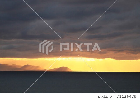 北海道厚田村の豪快な夕日 71126479