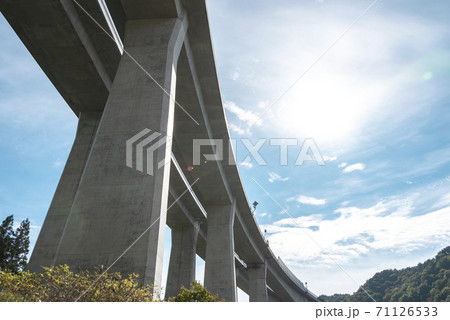 高速道路の高架橋 高速道路の高架橋 71126533