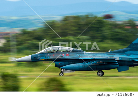 離陸滑走中のf 2戦闘機の写真素材