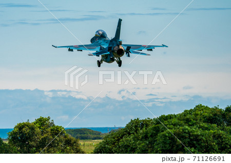 着陸態勢で降下するF-2戦闘機 着陸態勢で降下するF-2戦闘機 71126691