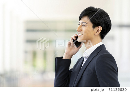 スマートフォンで通話する30代のビジネスマンの横顔 71126820