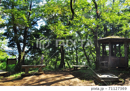 秦野市　弘法山公園ハイキングコース　吾妻山の休憩所 71127369