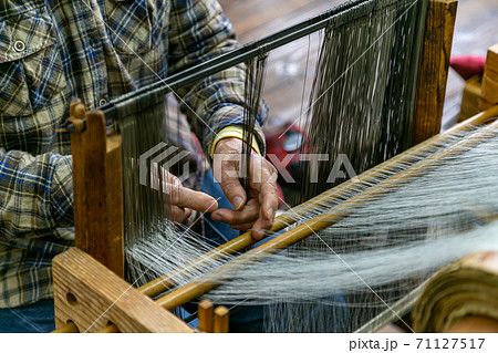 日本伝統を守る機織り職人 71127517