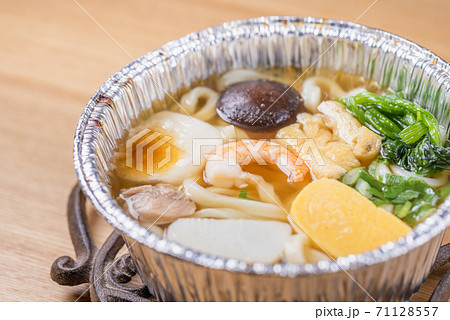 関西風だしの鍋焼きうどん 関西風だしの鍋焼きうどん 71128557