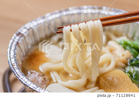 関西風だしの鍋焼きうどん_3 71128641