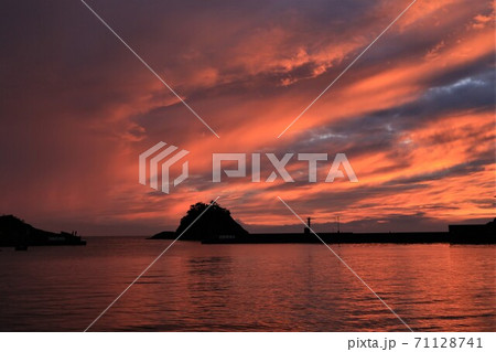 夕陽+茜空+仁科港+放射線状の雲 夕陽+茜空+仁科港+放射線状の雲 71128741